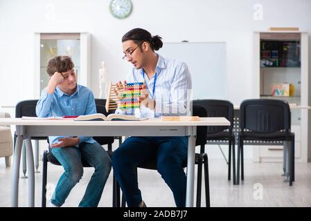 Giovane padre aiutando il suo figlio per prepararsi per l'esame Foto Stock