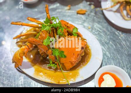 Carni cotte chili crab sulla piastra nel ristorante di pesce e frutti di mare Foto Stock