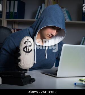 I giovani hacker hacking nel computer di notte Foto Stock