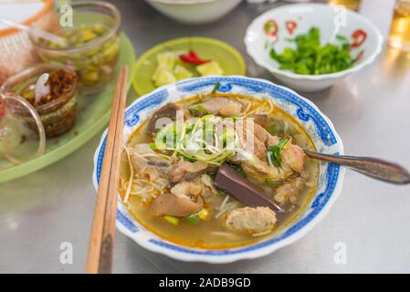 Vietnamita deliziosa carne di manzo e di maiale tagliatelle brodo- Bun bo Hue Foto Stock