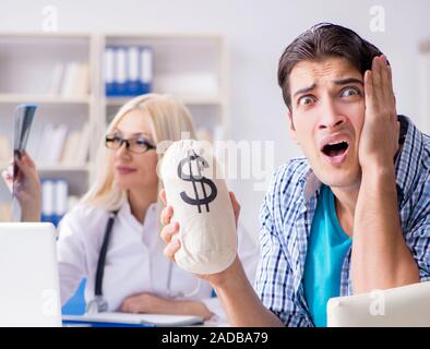 Paziente maschio arrabbiato con costosi healthcare bill Foto Stock