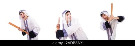 Aggressivo uomo arabo con la mazza da baseball su bianco Foto Stock