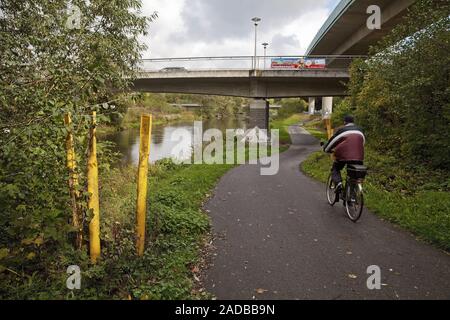 Mozzo del traffico con l'autostrada A46 e la Valle della Ruhr Cycleway nei pressi di Neheim, Arnsberg, Germania, Europa Foto Stock