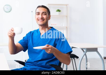 Giovane maschio medico che lavorano nella Clinica Foto Stock