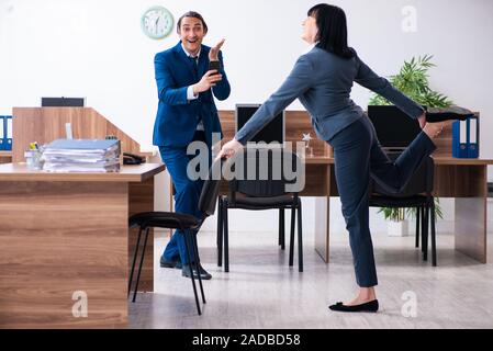 Due dipendenti facendo sport esercizi in ufficio Foto Stock