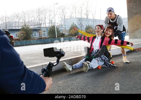 I giovani lo skateboard Foto Stock