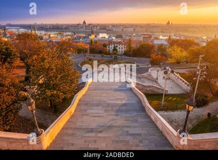 Budapest, Ungheria - Autunno sunrise a Budapest con i passi del Bastione del Pescatore. Il Parlamento di Ungheria e Basilica di Santo Stefano a backgrou Foto Stock