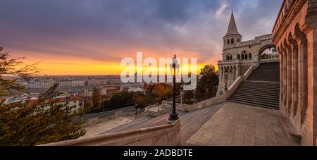 Budapest, Ungheria - fasi principali del famoso Bastione del Pescatore (Halaszbastya) con una lampada posta e un colorato sunrise a sfondo su un autu Foto Stock