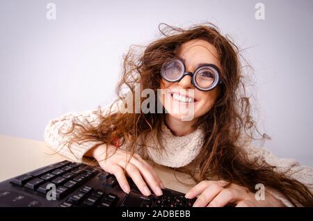 Funny nerd ragazza che lavora sul computer Foto Stock