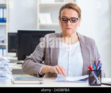 Imprenditrice molto occupato con documenti in corso Foto Stock