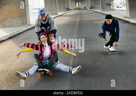 I giovani lo skateboard Foto Stock