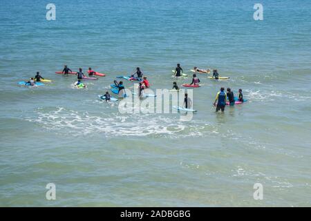 Adelaide, Australia 4 dicembre 2019 . Un gruppo di giovani surfisti con tavole da surf in un giorno caldo nel sobborgo costiero di Adelaide .Credito: amer ghazzal/Alamy Live News Foto Stock