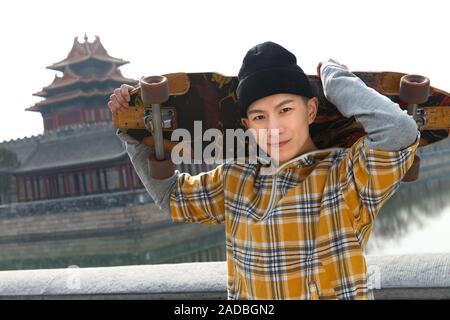 I giovani lo skateboard Foto Stock