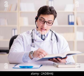 Giovane medico nel concetto medico Foto Stock