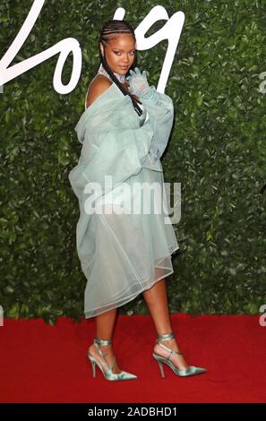 Londra, Regno Unito. 02Dec, 2019. Rihanna sul tappeto rosso durante la moda dei premi al Royal Albert Hall di Londra. Credito: SOPA Immagini limitata/Alamy Live News Foto Stock