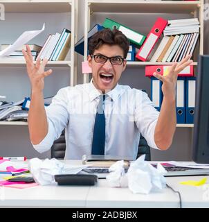 L'arrabbiato e imprenditore spaventoso in ufficio Foto Stock