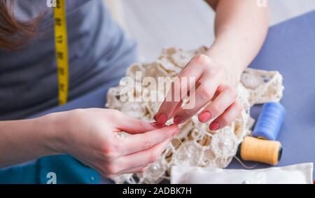 Donna sarto lavorando su un abbigliamento cucitura Cucitura fa di misurazione Foto Stock