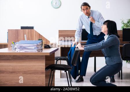Due dipendenti facendo sport esercizi in ufficio Foto Stock