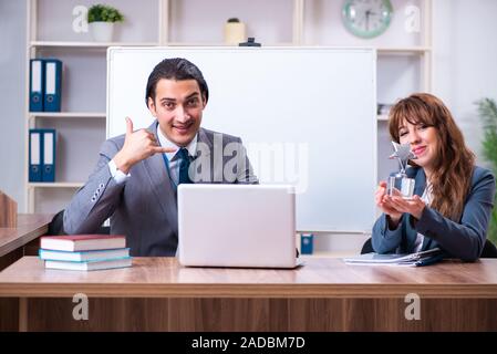 L uomo e la donna nella riunione di affari nozione Foto Stock