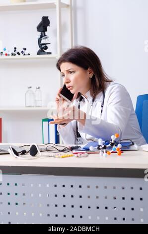 Di mezza età medico donna nel concetto di telemedicina Foto Stock