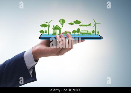 Mano azienda tablet con mini ecosistema e energia pulita Foto Stock