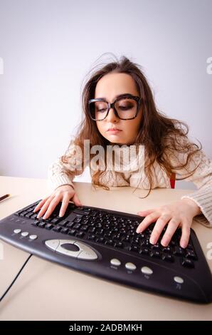 Funny nerd ragazza che lavora sul computer Foto Stock