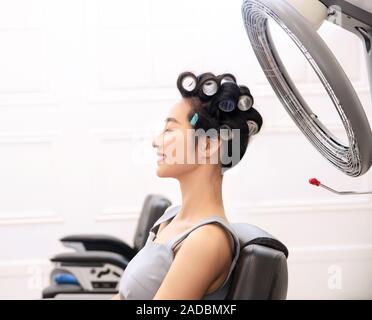 Giovani donne del barbiere i capelli Foto Stock