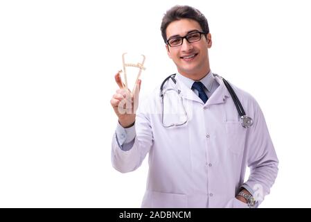 Giovane maschio medico con calibri isolato su bianco Foto Stock