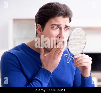 L'uomo nel panico perché di brufoli sulla pelle Foto Stock