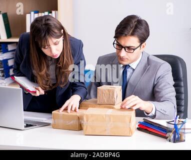 La gente di affari la ricezione di nuovi messaggi di posta e pacchi Foto Stock