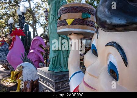 Shoney's Big Boy sorge a fianco della Statua della Libertà e di vari grandi dipinti statue di metallo al cantiere Barberville Arte Emporium in Pierson, Florida. Foto Stock