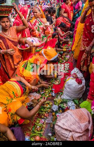 Le donne, pregando e offrendo, prendendo parte alla cerimonia Khoich all'interno della Ram Mandir Al Maha Astmi, il giorno principale del festival Darsain Foto Stock