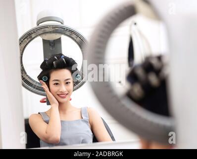 Giovani donne del barbiere i capelli Foto Stock