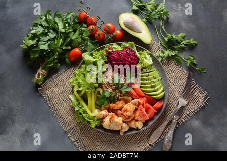 Ciotola di Buddha o insalata con cavolo rosso, pomodori ciliegini, pollo alla griglia, avocado, lattuga, pepe verde, prezzemolo e grano saraceno. Concetto di cibo sano Foto Stock