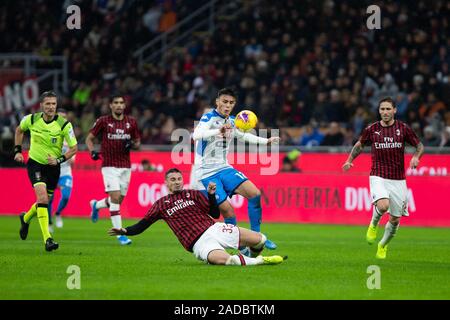 Milano, Italia. 23 Nov, 2019. rade krunic (Milan) eljif elmas (SSC Napoli)durante l'AC Milan vs SSC Napoli, italiano di calcio di Serie A del campionato Gli uomini in Milano, Italia, 23 novembre 2019 - LPS/Alessio Morgese Credito: Alessio Morgese/LP/ZUMA filo/Alamy Live News Foto Stock