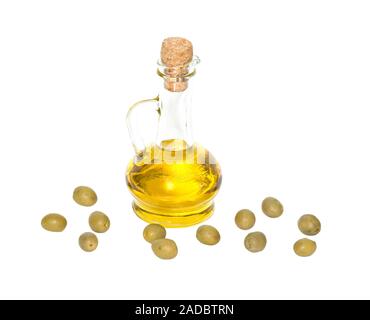 Bottiglia di olio di oliva e di olive frutti isolati su sfondo bianco Foto Stock