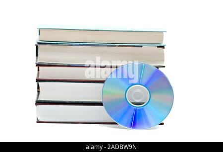 Pila di libri e dischi DVD come simboli di vecchi e nuovi metodi di memorizzazione delle informazioni Foto Stock