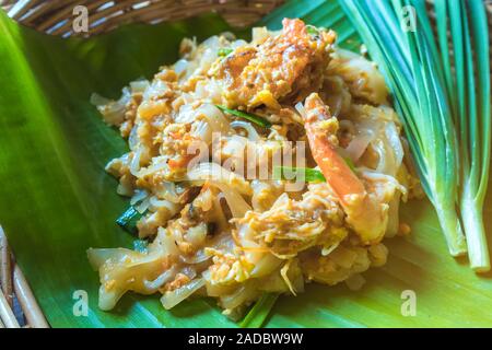 Riso fritto bastoni con gamberetti o mescolare il riso fritto a base di noodle con gamberi (nome tailandese è chiamato Pad Thai Goong Sod) con aglio erba cipollina sulla foglia di banano nei ratt Foto Stock