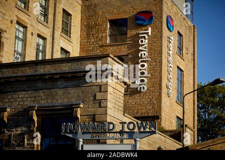 Glossop città mercato, High Peak, Derbyshire, in Inghilterra. Howard Town shopping center in mulini convertito Foto Stock