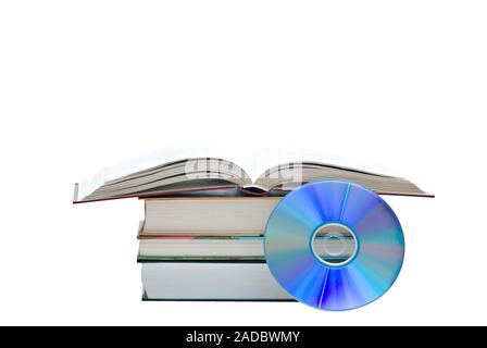Pila di libri, Libro Aperto e disco DVD come simboli di vecchi e nuovi metodi di memorizzazione delle informazioni Foto Stock
