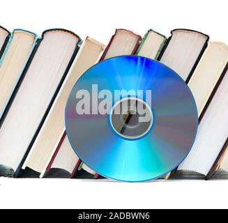 Fila di libri e dischi DVD come simboli di vecchi e nuovi metodi di memorizzazione delle informazioni Foto Stock