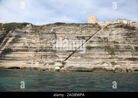 Ampia scalinata a lungo sulle rocce di Aragona nella città di Bonifacio in Corsica in Francia e il mare Foto Stock