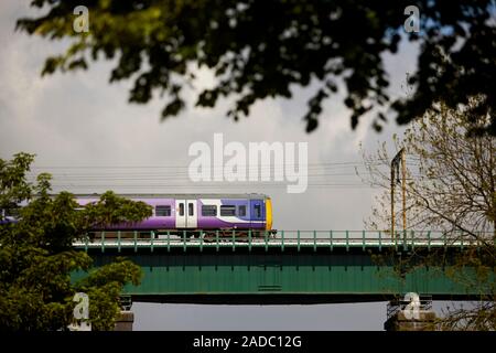 Glossop città mercato, High Peak, Derbyshire, in Inghilterra. Dinting viadotto costruito nel 1845 una classe settentrionale 323 attraversando Foto Stock