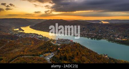 Visegrad, Ungheria - antenna fuco panoramica vista sul bellissimo castello di elevata di Visegrad e Salamon tower con fogliame di autunno e gli alberi. Dunakanyar un Foto Stock