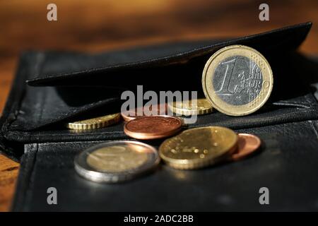 Nero portafoglio in pelle con euro e cent close-up Foto Stock