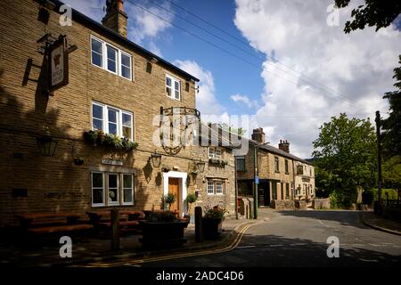 Glossop città mercato, High Peak, Derbyshire, in Inghilterra. Glossop Città Vecchia Chiesa Street tori Head pub. Un pub tradizionale risalente al 1607 Foto Stock