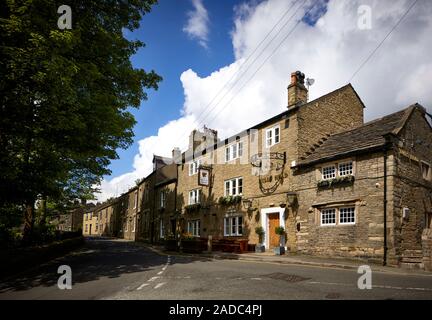 Glossop città mercato, High Peak, Derbyshire, in Inghilterra. Glossop Città Vecchia Chiesa Street tori Head pub. Un pub tradizionale risalente al 1607 Foto Stock