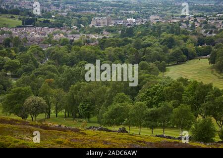 Glossop città mercato, High Peak, Derbyshire, in Inghilterra. Howard mulini nel centro città visto dalla a57 snake pass Foto Stock