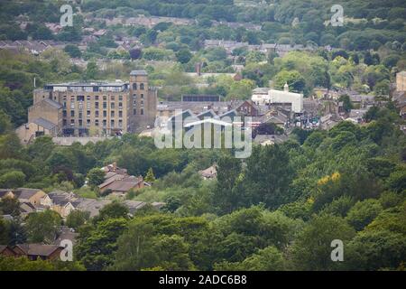 Glossop città mercato, High Peak, Derbyshire, in Inghilterra. Howard mulini nel centro città visto dalla a57 snake pass Foto Stock