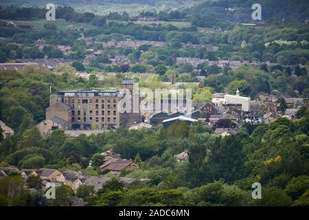 Glossop città mercato, High Peak, Derbyshire, in Inghilterra. Howard mulini nel centro città visto dalla a57 snake pass Foto Stock